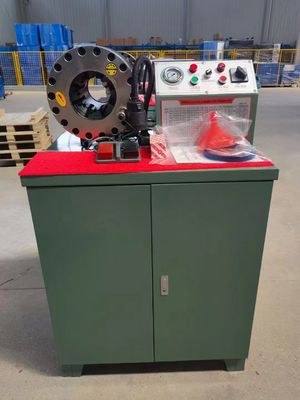 Un bon prix. machine de rabattement de tuyau hydraulique fait sur commande de la couleur 600T 1/4 à 2 pouces avec la pédale de pied en ligne
