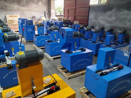 Électrique 128 KG Taille est 850*600*1200 mm Matériau de lame en caoutchouc Machine de coupe de tuyau hydraulique / Skiving pour un fonctionnement facile