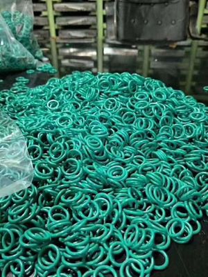 Un bon prix. NBR/FKM/FFKM/EDPM/SI en caoutchouc vert O-Rings OEM/ODM Formage par compression avec une bonne résistance à l'huile 16-30 N/mm Résistance à la déchirure en ligne
