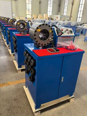 Un bon prix. Taille de sertissage de couleur bleue de 2 pouces atteignant un diamètre de tuyau intérieur de 2,5 pouces Grande force de sertissage de 600 T Machine à sertir les tuyaux en caoutchouc avec une plage de 6 à 51 mm et 10 matrices interchangeables avec des outils de moule à changement rapide en ligne