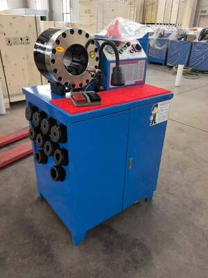 Machine à sertir les tuyaux en caoutchouc, 2 pouces, 600T, 31,5mpa, modèle supérieur, système de contrôle des boutons de couleur bleue, tension 220v/240v/380v/415v, avec plage de sertissage de 6 à 51mm et 10 matrices interchangeables