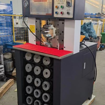 Un bon prix. CBK-120 machine de rabattement de tuyau hydraulique de 3 pouces 6 couches arrosent au jet pour le dispositif en ligne