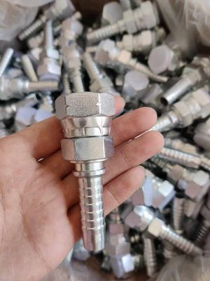 Un bon prix. Matériau de base en acier au carbone chariot élévateur à fourche raccords de tuyaux hydrauliques réutilisables Femme mâle raccords de ferrules de tuyaux hydrauliques en ligne