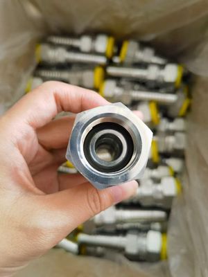Un bon prix. Normes de l'acier au carbone raccords hydrauliques de tuyaux de tuyauterie en acier de grande taille Adaptateurs de ligne de freinage en ligne