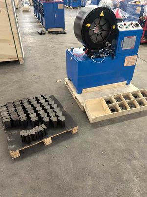Un bon prix. Hydraulique électrique 4 pouces 4-102 mm Couleur bleue Modèle de base Modèle plus court Modèle 4 couches de tuyau Grande taille Machine de pincement de tuyau tressé industriel 4 kW Structure compacte en ligne