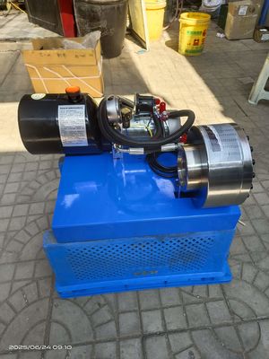 Un bon prix. 1 pouce 7 matrices 1-4 couches de tuyau hydraulique machine de crimping / tuyau machine de crimping haute pression 6-25mm avec couleur bleue 12v/24V en ligne