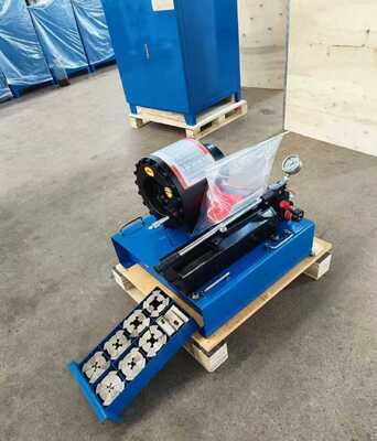 Machine à sertir manuelle de tuyau du rendement élevé 600T de couleur bleue de 2 pouces avec la gamme de sertissage de 6-51mm et 10 matrices interchangeables pour des applications hydrauliques