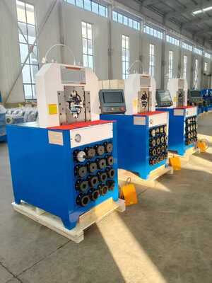 Un bon prix. 3 pouces électrique 220v / 380v hydraulique tuyau machine de crimping avec 0,01 mm de précision PLC / système de contrôle de bouton et 6-76 mm de crimping gamme en ligne