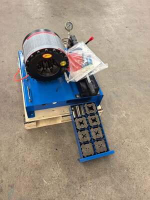 Machine à sertir manuelle de tuyau de force de pression de 600 tonnes de rendement élevé de couleur bleue de 2 pouces aucune puissance nécessaire de la plage de sertissage de 6 à 51 mm et 10 matrices interchangeables pour les applications hydrauliques