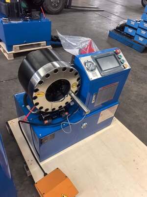 Un bon prix. Machine de sertissage de tuyau hydraulique de système de contrôle de PLC de 6-51/64 mm de gamme de sertissage de 2 pouces jusqu'à 2,5 pouces avec outil de moule à changement rapide et support et 10 matrices interchangeables tension 220 V/380 V en ligne