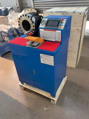 Un bon prix. Machine de sertissage de tuyau en caoutchouc de 2 pouces 600T, modèle supérieur, système de contrôle PLC de tension de couleur bleue 220v/380v avec plage de 6 à 51mm et 10 matrices interchangeables en ligne