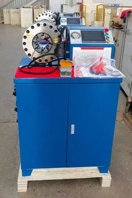 Un bon prix. 2 pouces 600T Machine de crimpage de tuyau en caoutchouc Modèle supérieur Couleur bleue 220v/240v/380v/415v Système de contrôle PLC de tension Avec une portée de 6-51mm et 10 matrices interchangeables en ligne