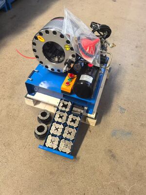 Un bon prix. Machine à sertir les tuyaux hydrauliques, tension 12V/24V, avec Force de sertissage 600T, 10 matrices et plage de 6 à 51mm, pour le chargement de voitures en ligne