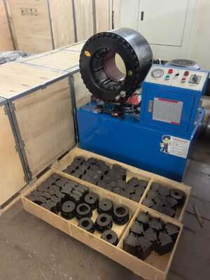 Machine à sertir les tuyaux hydrauliques de 6 pouces jusqu'à 150 mm avec tension de 220 V/380 V/415 V/240 V Plage de sertissage de 4 à 150 mm Grande ouverture et 20 matrices interchangeables