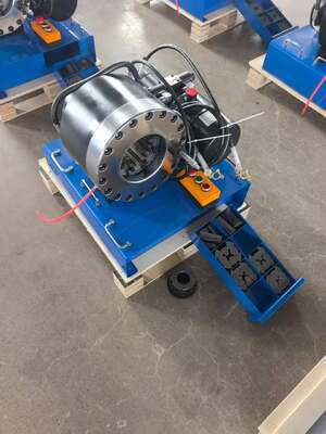 Un bon prix. Machine de sertissage de tuyaux hydrauliques 2 pouces 12V/24V avec force de sertissage de 600T, 10 matrices et plage de 6-51 mm pour chargement de voiture pour une voix de travail plus petite online